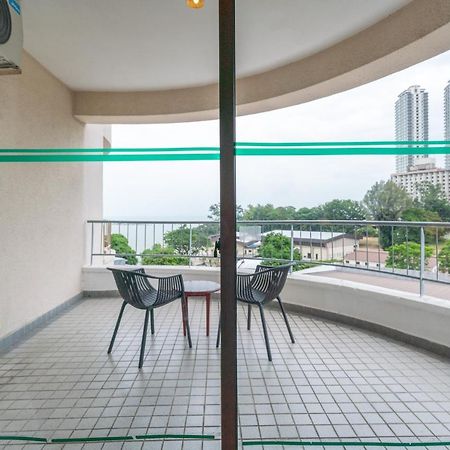 Romantic Couple Suite + Beach-Front Balcony Tanjung Bungah  Buitenkant foto