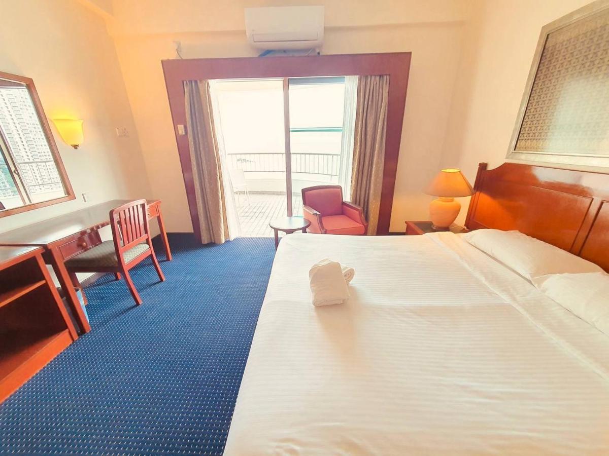 Romantic Couple Suite + Beach-Front Balcony Tanjung Bungah  Buitenkant foto