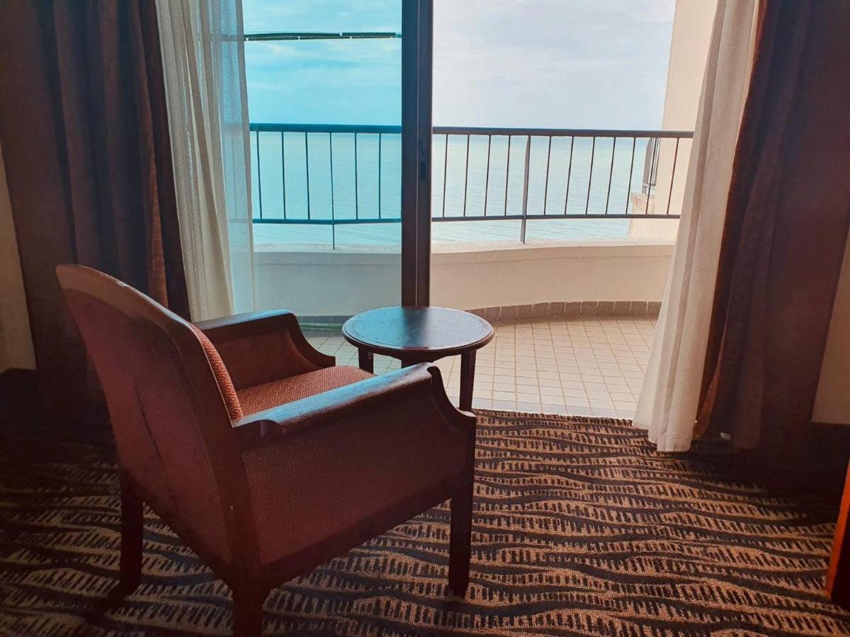 Romantic Couple Suite + Beach-Front Balcony Tanjung Bungah  Buitenkant foto