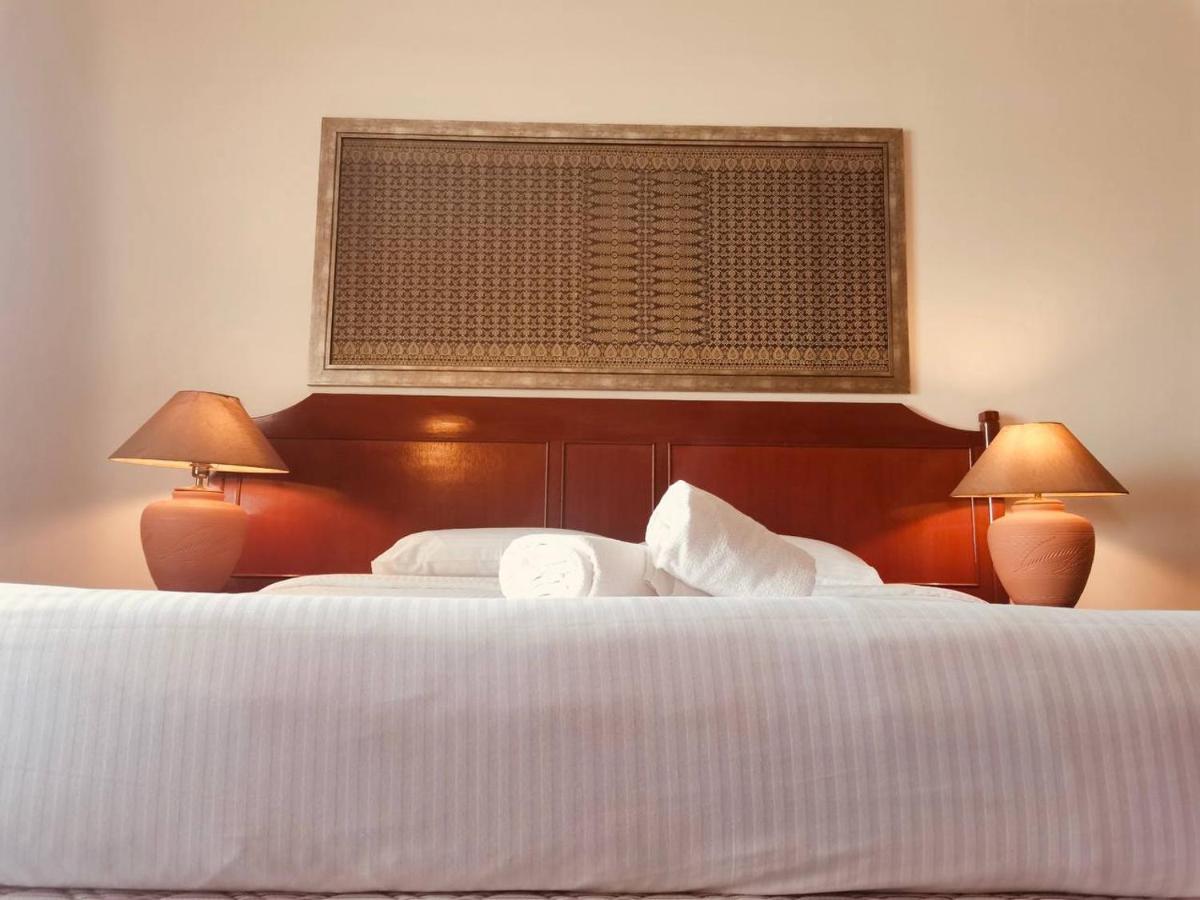 Romantic Couple Suite + Beach-Front Balcony Tanjung Bungah  Buitenkant foto