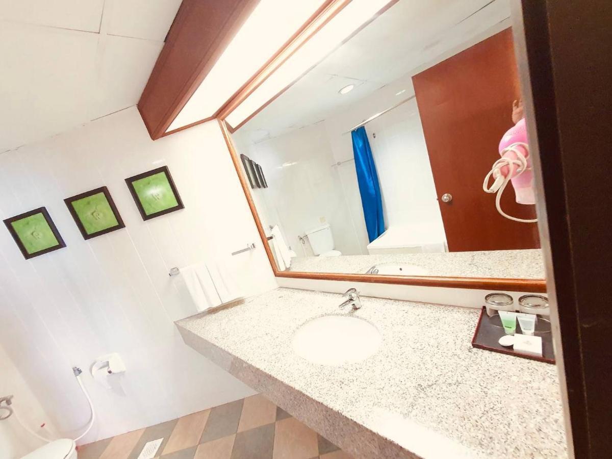 Romantic Couple Suite + Beach-Front Balcony Tanjung Bungah  Buitenkant foto