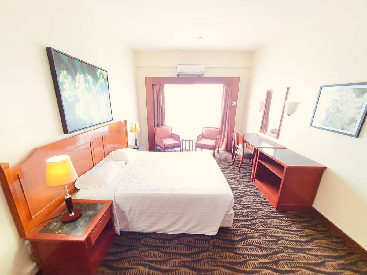 Romantic Couple Suite + Beach-Front Balcony Tanjung Bungah  Buitenkant foto