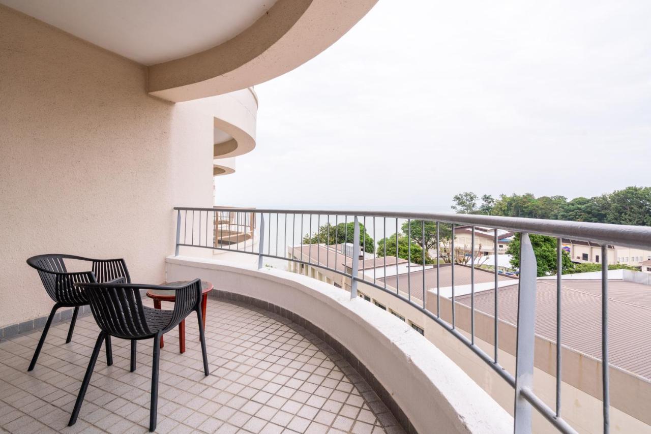 Romantic Couple Suite + Beach-Front Balcony Tanjung Bungah  Buitenkant foto