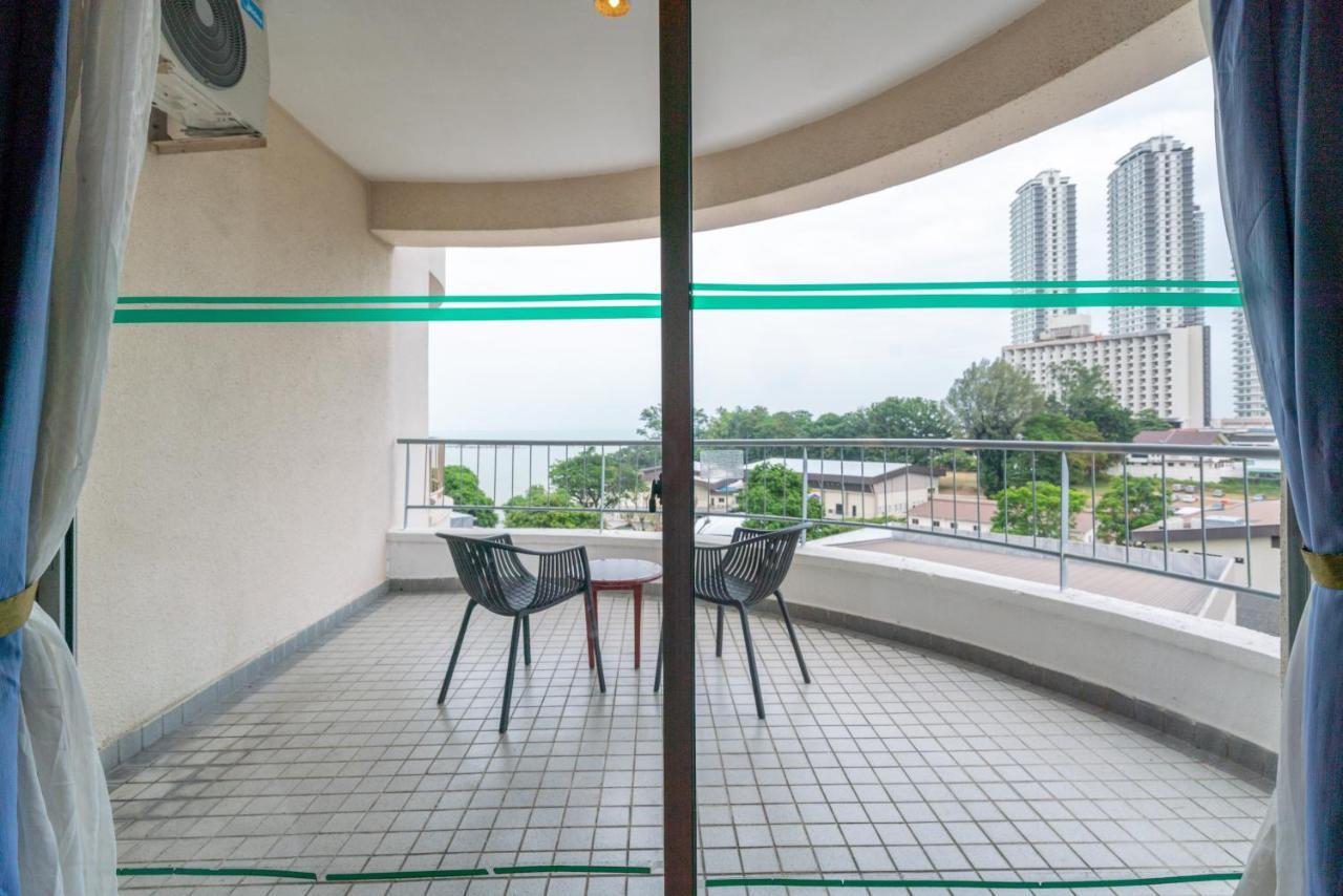 Romantic Couple Suite + Beach-Front Balcony Tanjung Bungah  Buitenkant foto