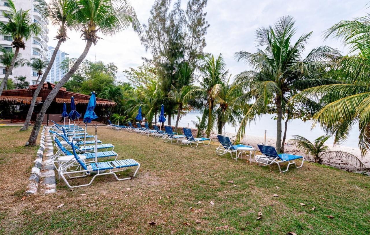 Romantic Couple Suite + Beach-Front Balcony Tanjung Bungah  Buitenkant foto