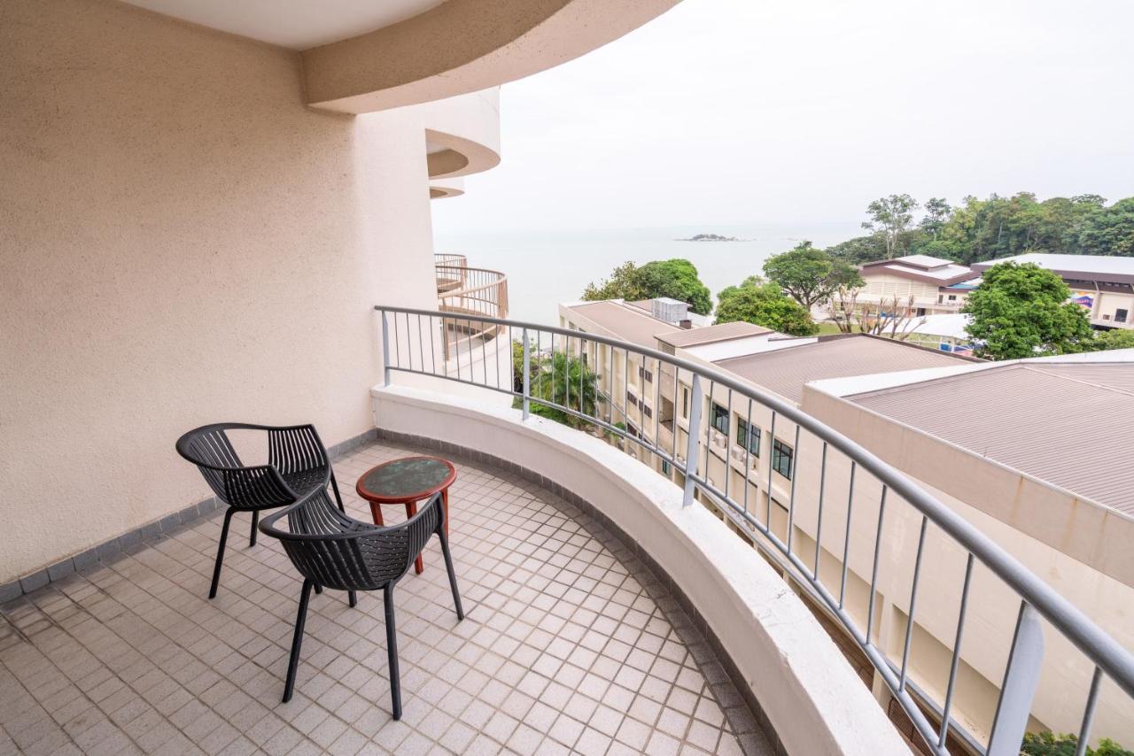 Romantic Couple Suite + Beach-Front Balcony Tanjung Bungah  Buitenkant foto