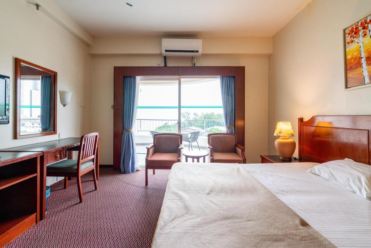 Romantic Couple Suite + Beach-Front Balcony Tanjung Bungah  Buitenkant foto