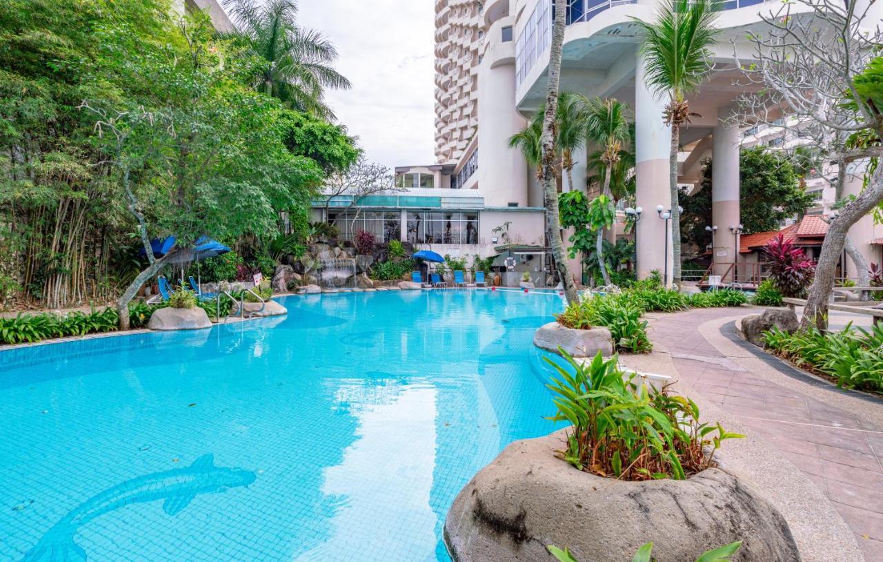 Romantic Couple Suite + Beach-Front Balcony Tanjung Bungah  Buitenkant foto