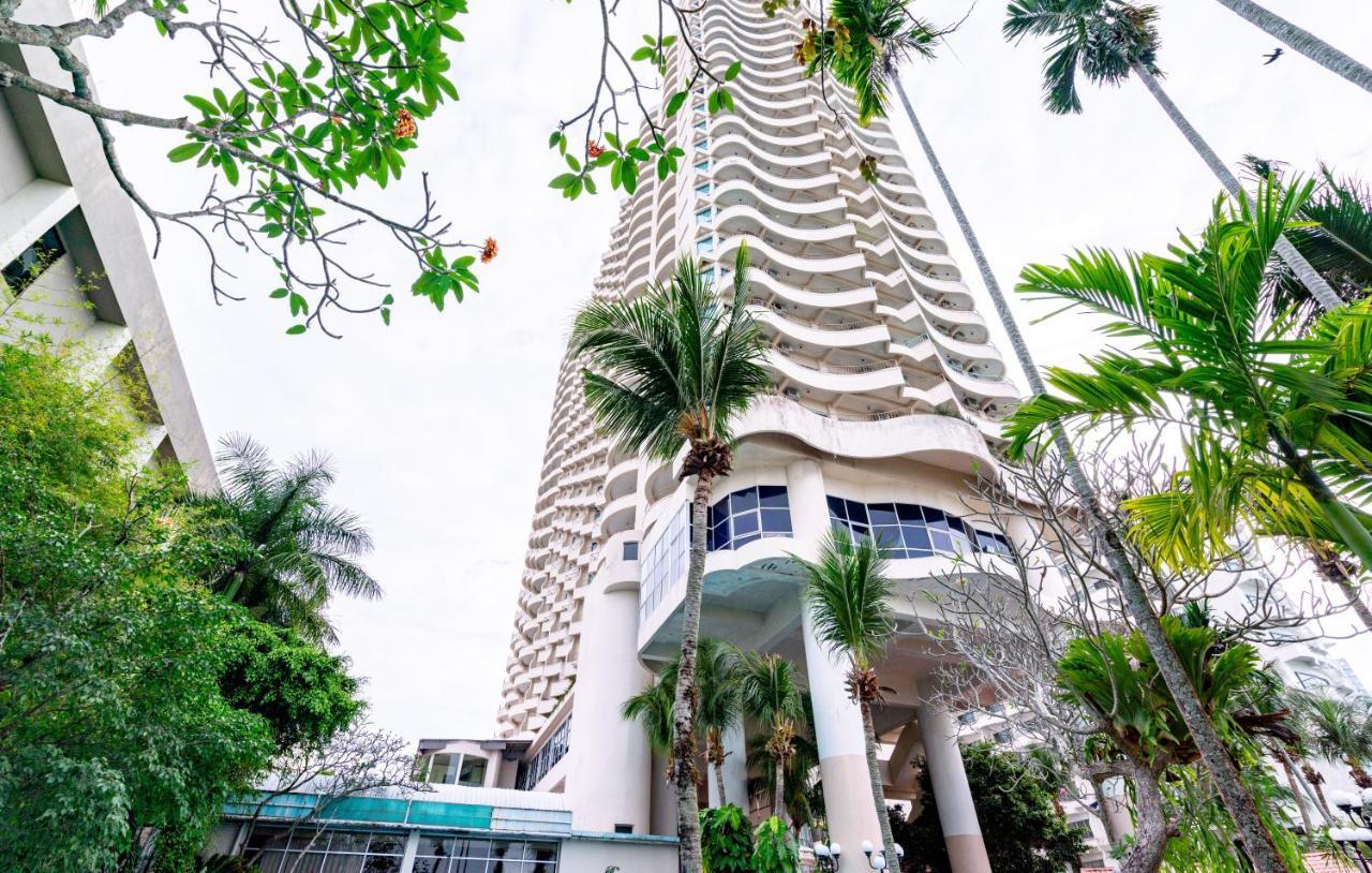 Romantic Couple Suite + Beach-Front Balcony Tanjung Bungah  Buitenkant foto