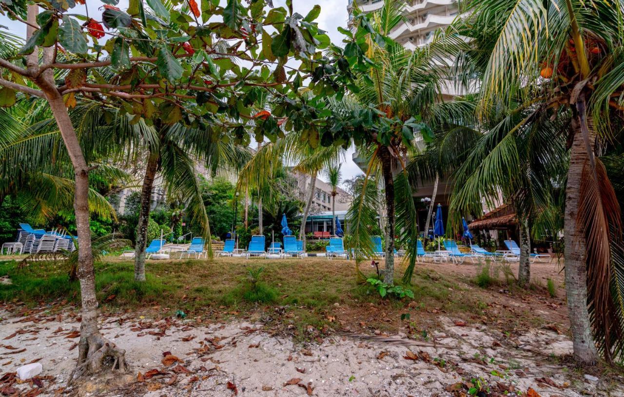 Romantic Couple Suite + Beach-Front Balcony Tanjung Bungah  Buitenkant foto