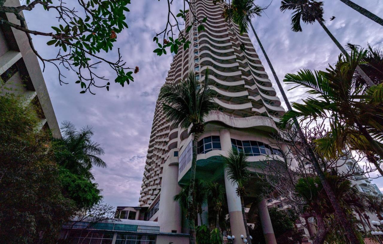 Romantic Couple Suite + Beach-Front Balcony Tanjung Bungah  Buitenkant foto